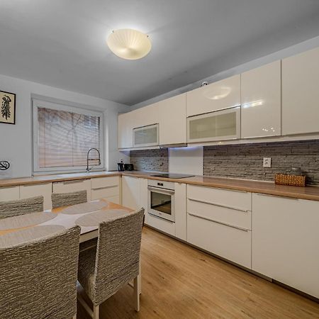 Huge Apartment Next To Train Station Close To The City Center Bratislava Exterior foto